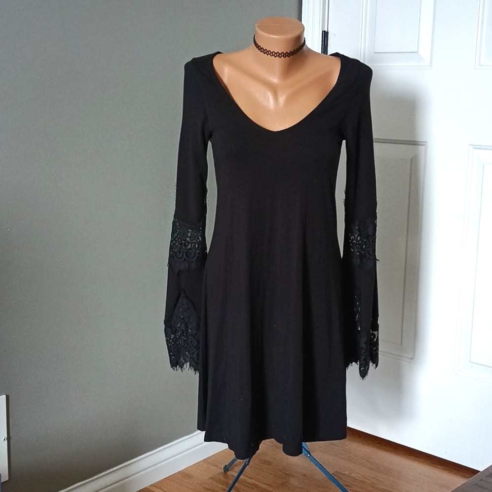 Express black lace bell sleeved dress size xs🦇